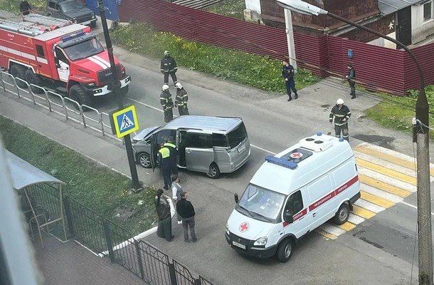 В Поронайске водителю «Toyota Voltz» стало плохо за рулём, микроавтобус врезался в ограждение