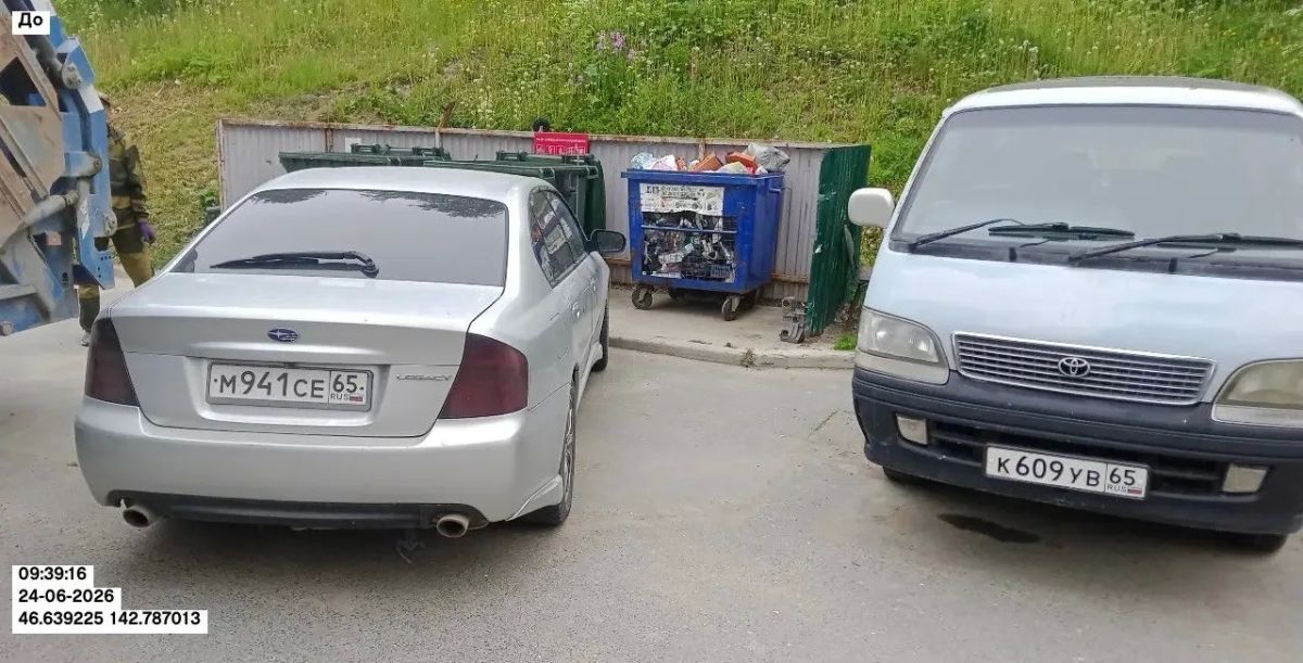 Припаркованные вблизи контейнерных площадок автомобили блокируют проезд спецтехники