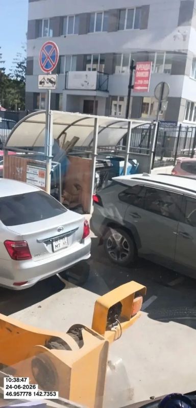 Припаркованные вблизи контейнерных площадок автомобили блокируют проезд спецтехники Припаркованные вблизи контейнерных площадок автомобили блокируют проезд спецтехники