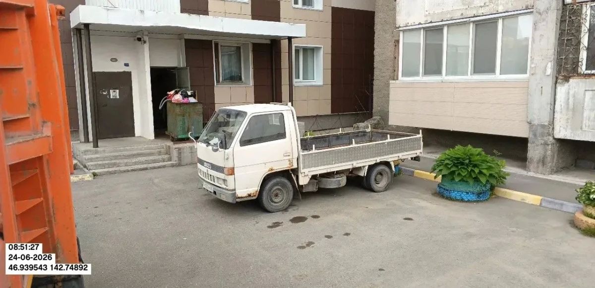 Припаркованные вблизи контейнерных площадок автомобили блокируют проезд спецтехники Припаркованные вблизи контейнерных площадок автомобили блокируют проезд спецтехники