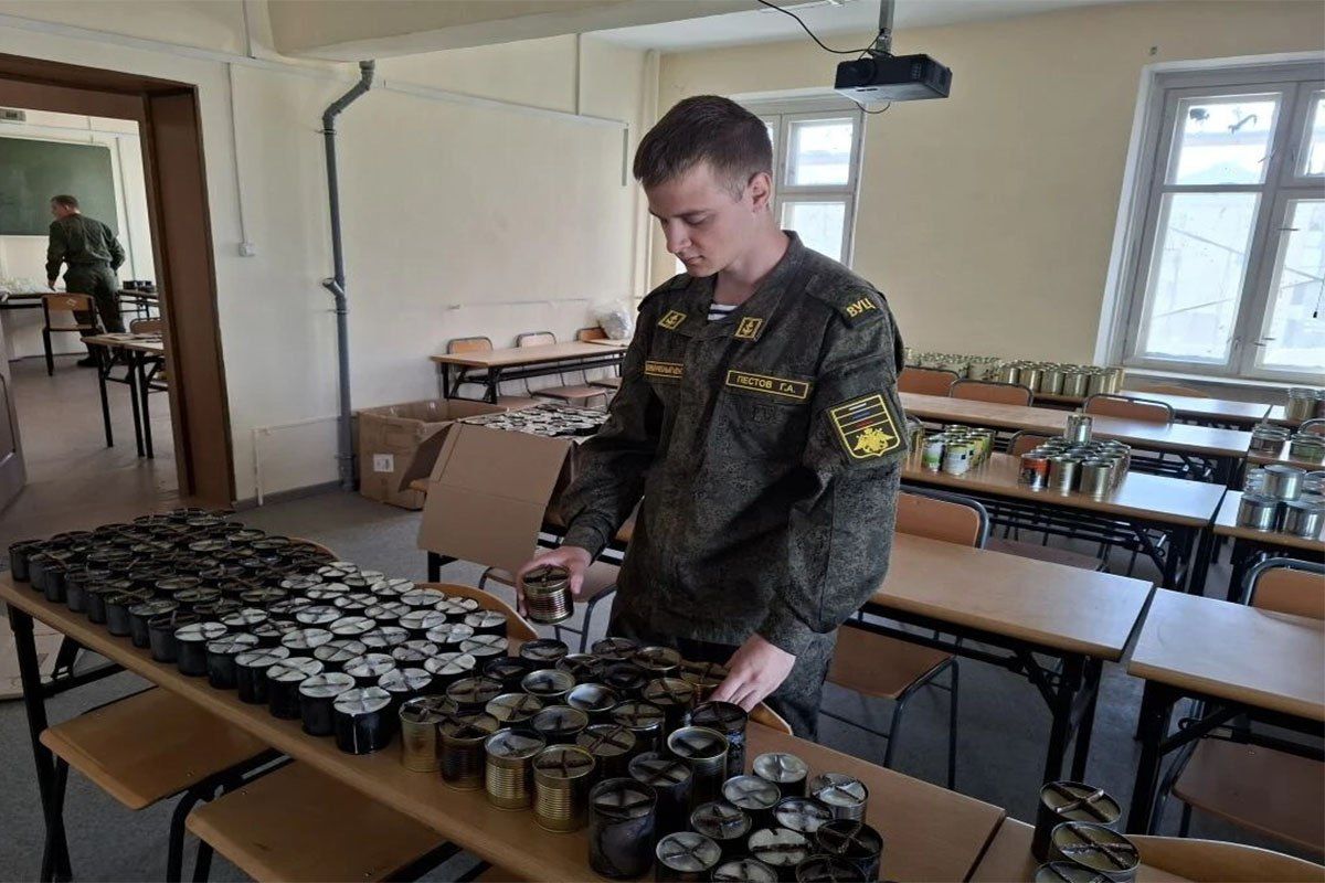 На Сахалине участники акции «Вузы для фронта» собрали более 1,5 тонн грузов для военнослужащих в зоне СВО На Сахалине участники акции «Вузы для фронта» собрали более 1,5 тонн грузов для военнослужащих в зоне СВО