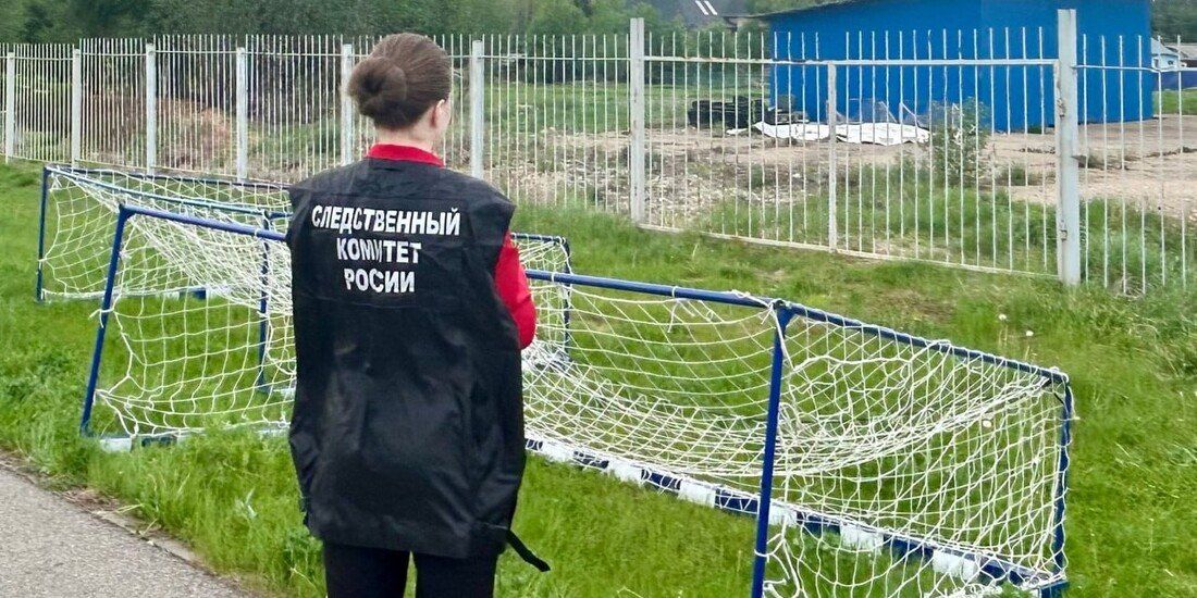 В областном центре на подростка упали футбольные ворота, юный сахалинец госпитализирован