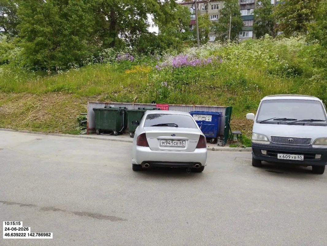Припаркованные вблизи контейнерных площадок автомобили блокируют проезд спецтехники Припаркованные вблизи контейнерных площадок автомобили блокируют проезд спецтехники