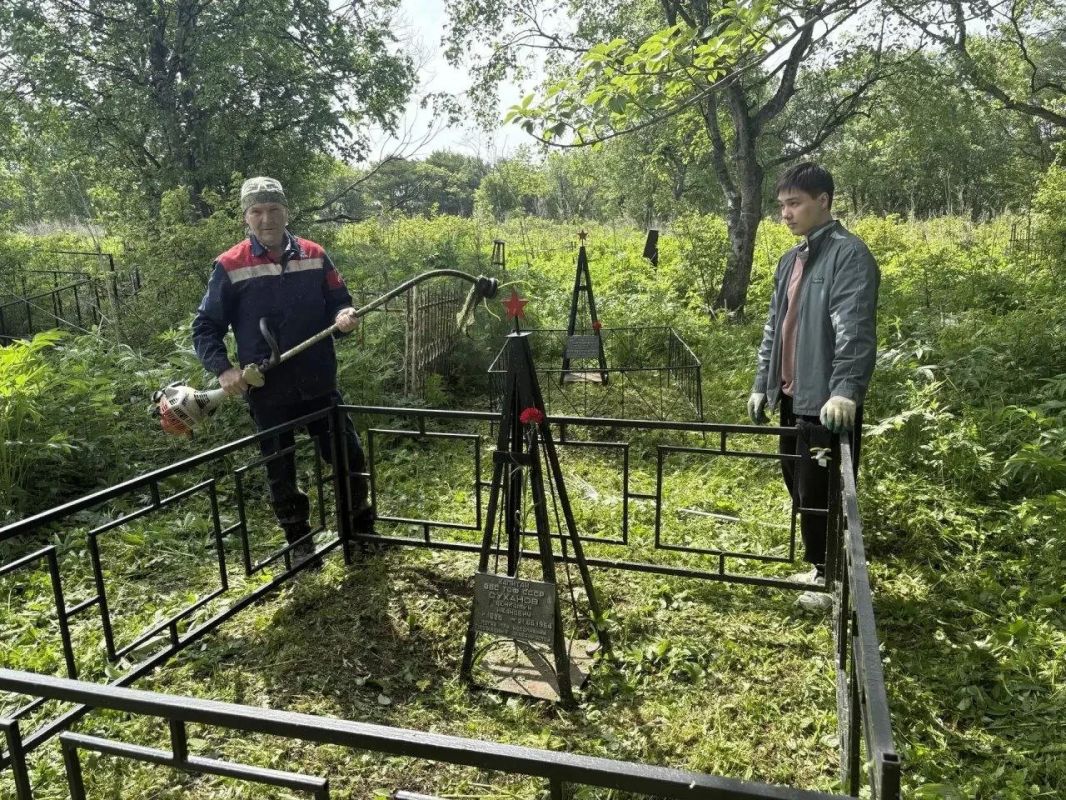 Волонтеры привели в порядок захоронения в Корсаковском районе Волонтеры привели в порядок захоронения в Корсаковском районе