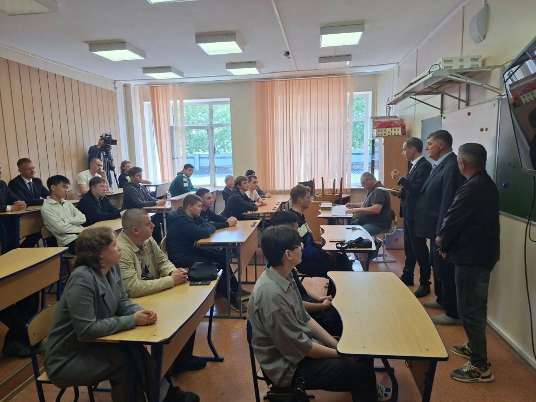 Получили профессию за полтора месяца: четырём десяткам сахалинских студентов в областном центре сегодня вручили удостоверения гособразца об окончании курсов по специальностям «Слесарь» и «Сварщик» Получили профессию за полтора месяца: четырём десяткам сахалинских студентов в областном центре сегодня вручили удостоверения гособразца об окончании курсов по специальностям «Слесарь» и «Сварщик»