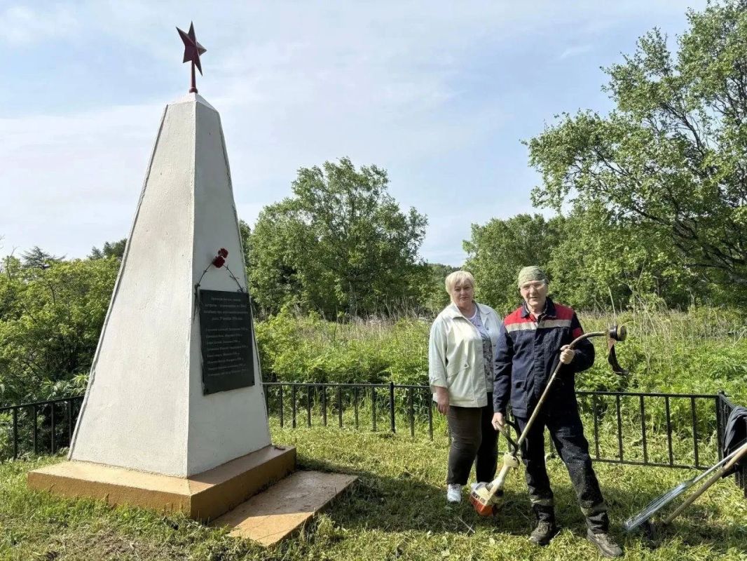 Волонтеры привели в порядок захоронения в Корсаковском районе