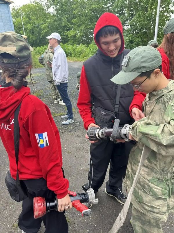 Пожарные посетили детский палаточный лагерь в Анивском районе Пожарные посетили детский палаточный лагерь в Анивском районе