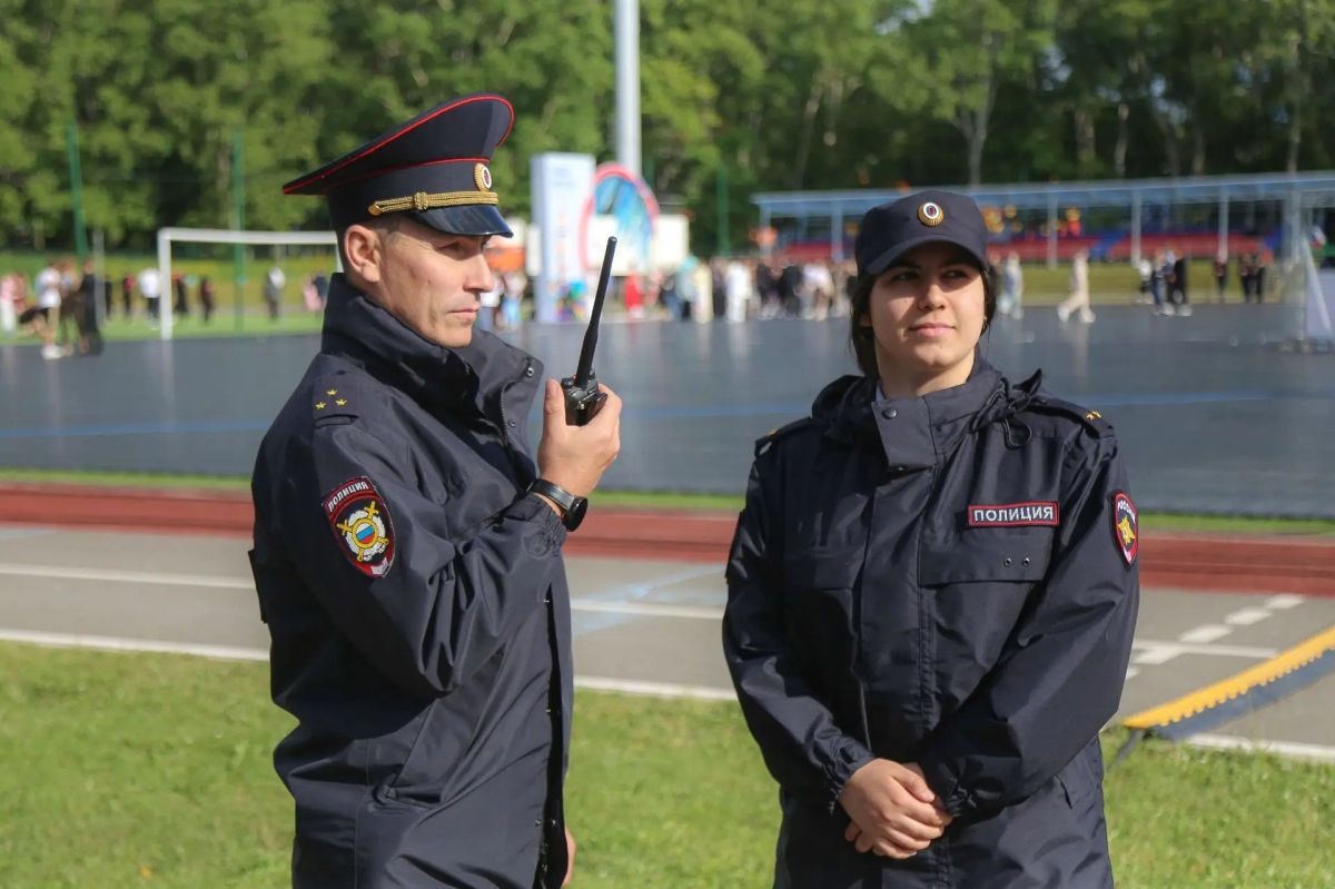 Сотрудники сахалинской полиции обеспечили правопорядок во время «Общегородского выпускного - 2026» Сотрудники сахалинской полиции обеспечили правопорядок во время «Общегородского выпускного - 2026»