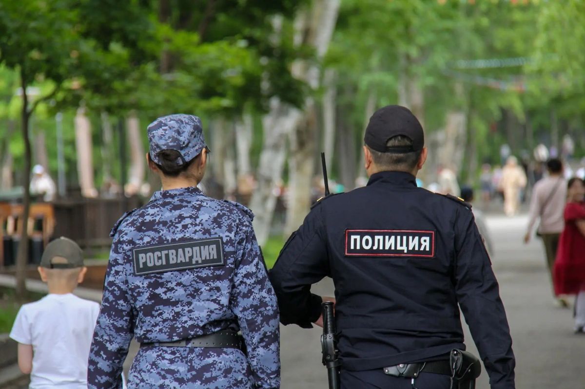 Сотрудники сахалинской полиции обеспечили правопорядок во время «Общегородского выпускного - 2026» Сотрудники сахалинской полиции обеспечили правопорядок во время «Общегородского выпускного - 2026»