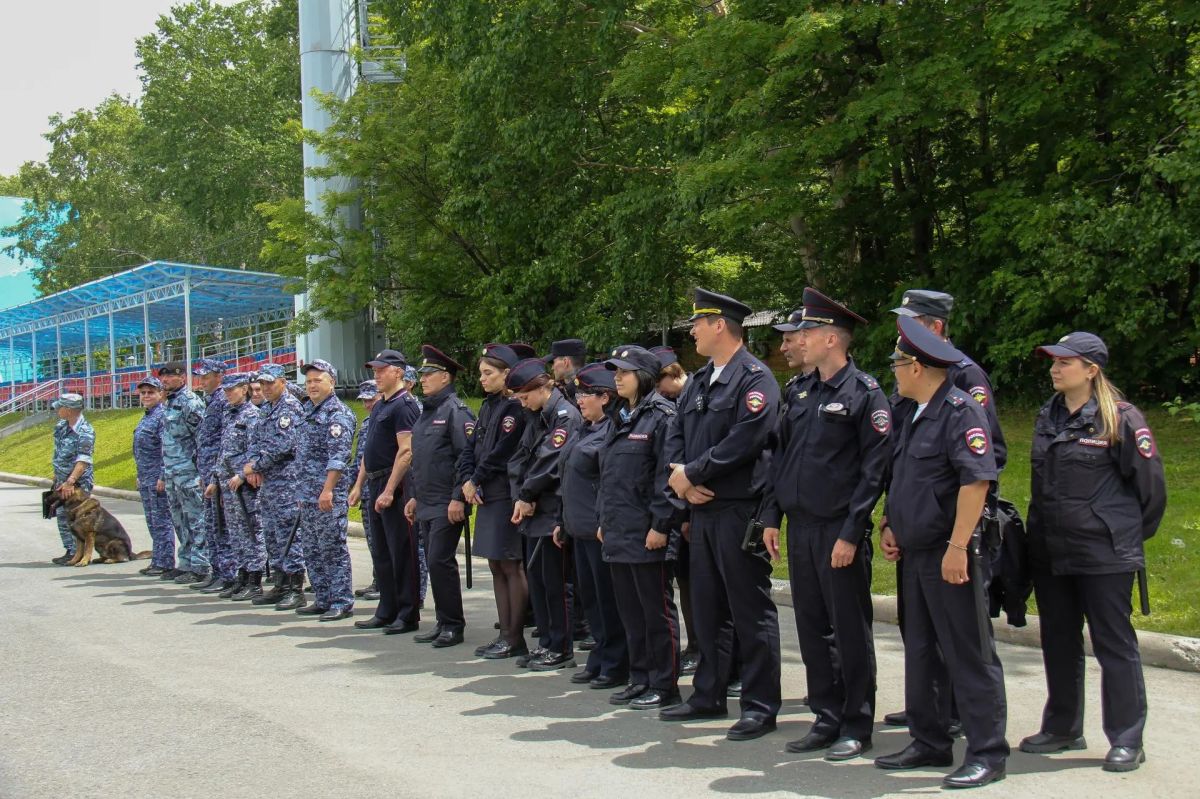 Сотрудники сахалинской полиции обеспечили правопорядок во время «Общегородского выпускного - 2026» Сотрудники сахалинской полиции обеспечили правопорядок во время «Общегородского выпускного - 2026»