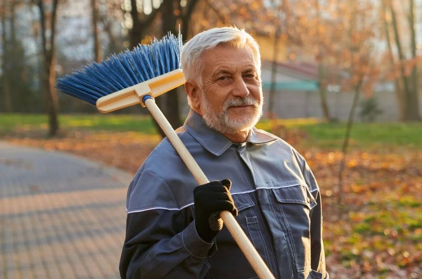 Только бы не дворником: родители на Сахалине рассказали SuperJob о нежеланных для детей профессиях