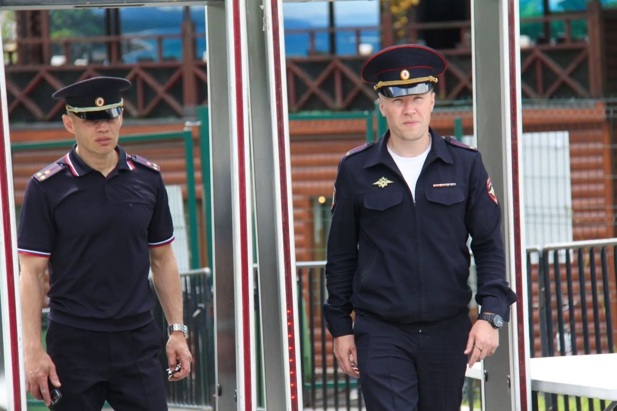 Сотрудники сахалинской полиции обеспечили правопорядок во время «Общегородского выпускного - 2026» Сотрудники сахалинской полиции обеспечили правопорядок во время «Общегородского выпускного - 2026»