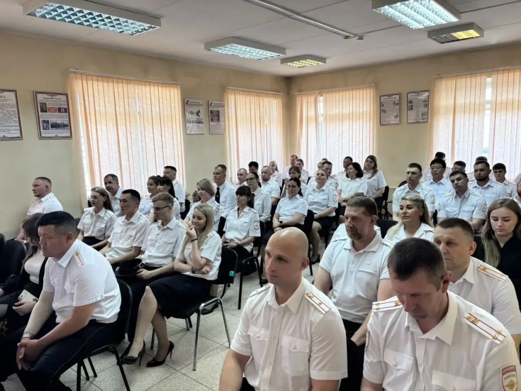После праздничного события в Доме культуры «Родина» торжества, посвящённые 90-летию Госавтоинспекции России, продолжились в более узком кругу — в здании УМВД России по Сахалинской области После праздничного события в Доме культуры «Родина» торжества, посвящённые 90-летию Госавтоинспекции России, продолжились в более узком кругу — в здании УМВД России по Сахалинской области