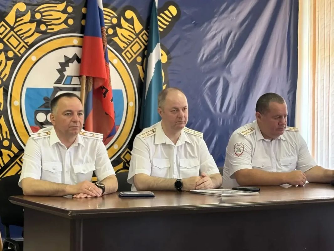 После праздничного события в Доме культуры «Родина» торжества, посвящённые 90-летию Госавтоинспекции России, продолжились в более узком кругу — в здании УМВД России по Сахалинской области После праздничного события в Доме культуры «Родина» торжества, посвящённые 90-летию Госавтоинспекции России, продолжились в более узком кругу — в здании УМВД России по Сахалинской области