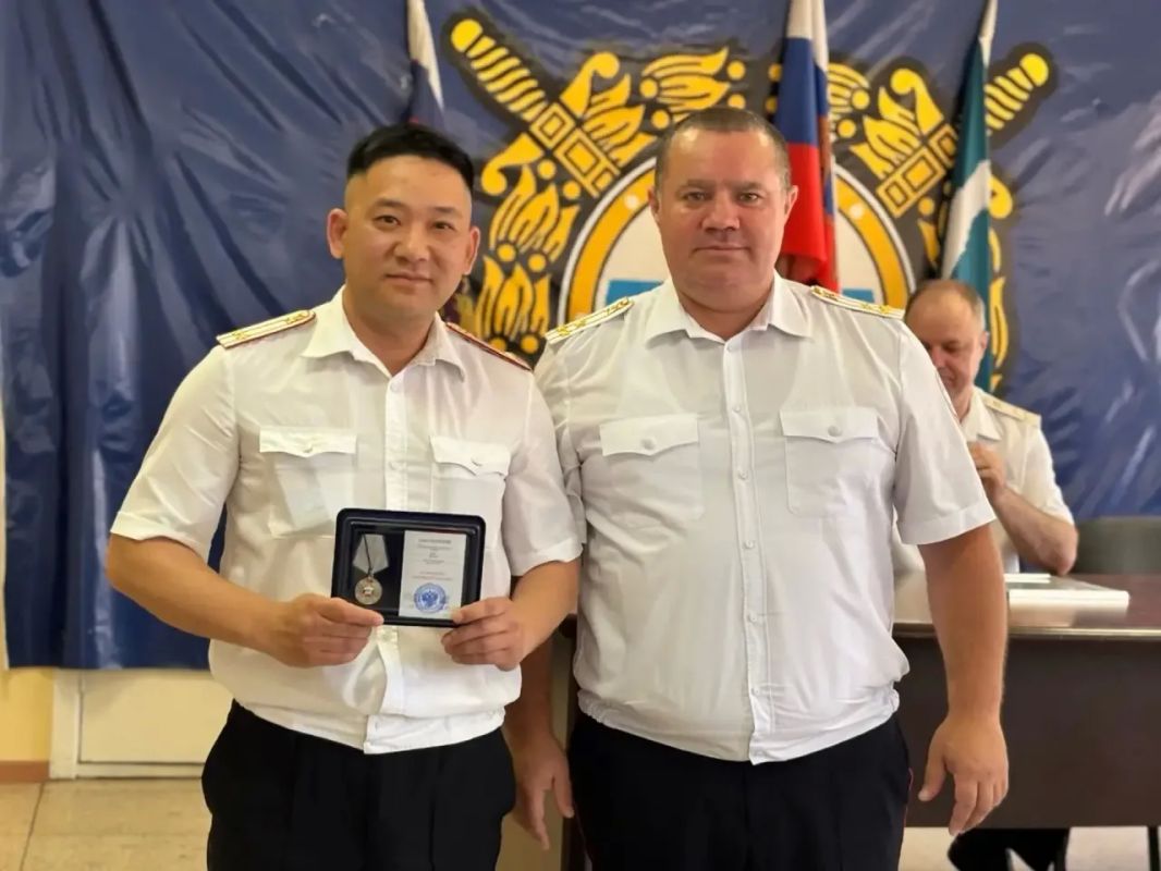 После праздничного события в Доме культуры «Родина» торжества, посвящённые 90-летию Госавтоинспекции России, продолжились в более узком кругу — в здании УМВД России по Сахалинской области После праздничного события в Доме культуры «Родина» торжества, посвящённые 90-летию Госавтоинспекции России, продолжились в более узком кругу — в здании УМВД России по Сахалинской области
