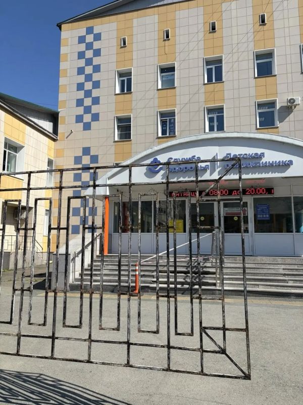Центральный вход южносахалинской детской поликлиники закрыт до конца августа