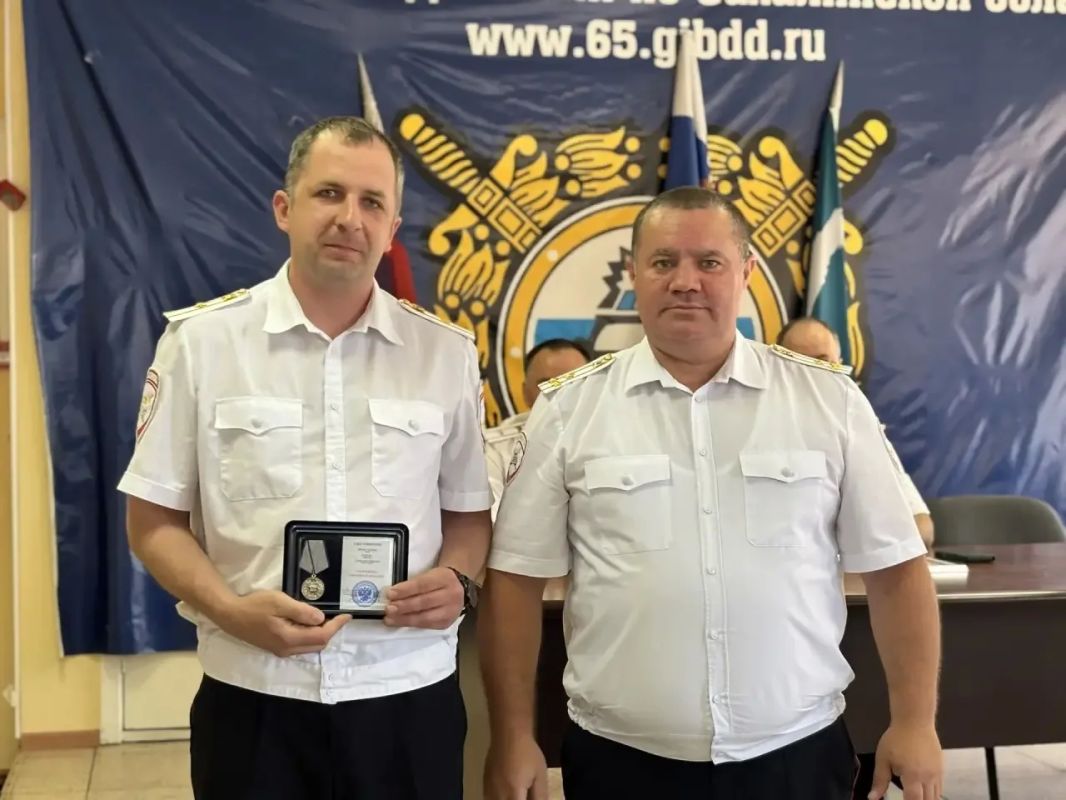 После праздничного события в Доме культуры «Родина» торжества, посвящённые 90-летию Госавтоинспекции России, продолжились в более узком кругу — в здании УМВД России по Сахалинской области После праздничного события в Доме культуры «Родина» торжества, посвящённые 90-летию Госавтоинспекции России, продолжились в более узком кругу — в здании УМВД России по Сахалинской области