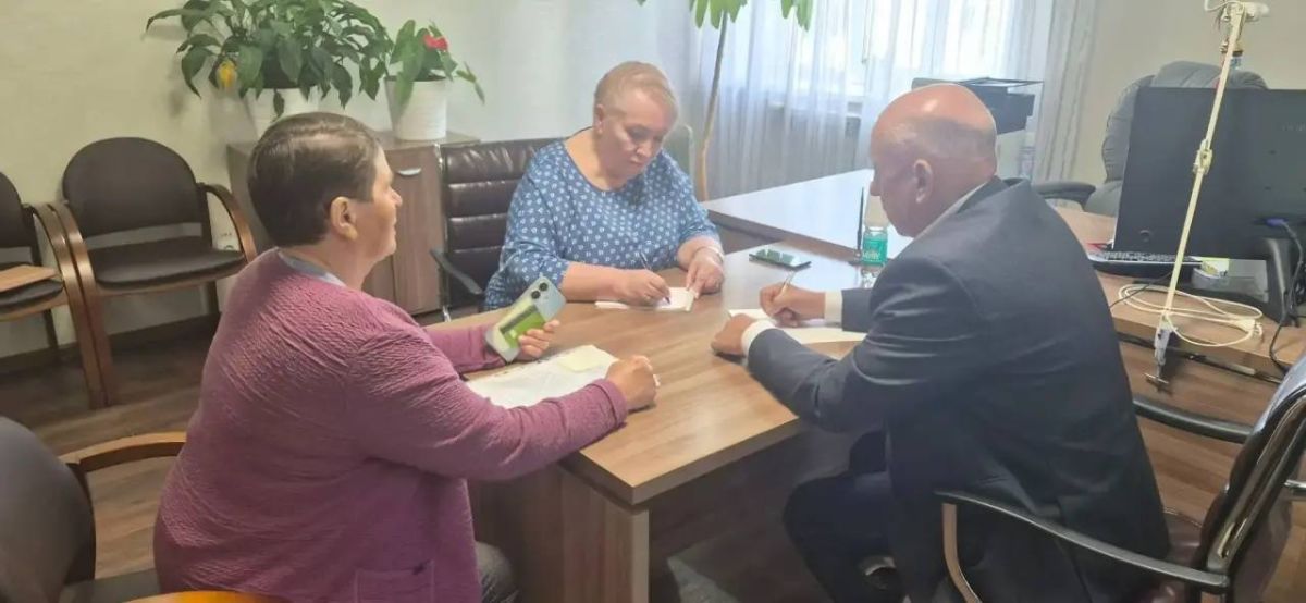 Депутаты на связи: приемы, выезды и юридическая помощь жителям Депутаты на связи: приемы, выезды и юридическая помощь жителям