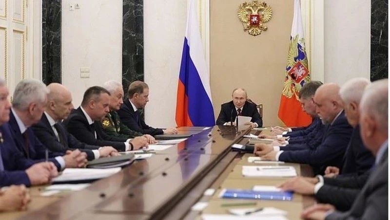 Президент России Владимир Путин провел совещание по вопросам бесперебойного обеспечения регионов топливом