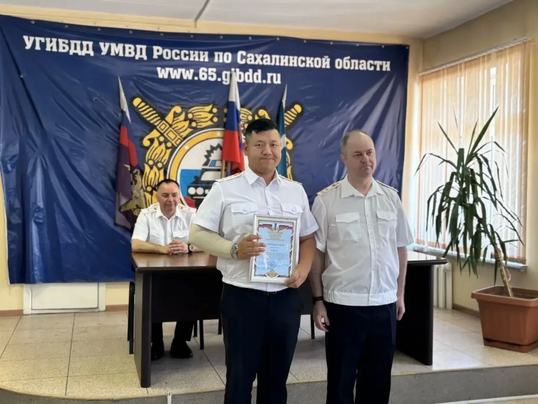 После праздничного события в Доме культуры «Родина» торжества, посвящённые 90-летию Госавтоинспекции России, продолжились в более узком кругу — в здании УМВД России по Сахалинской области После праздничного события в Доме культуры «Родина» торжества, посвящённые 90-летию Госавтоинспекции России, продолжились в более узком кругу — в здании УМВД России по Сахалинской области