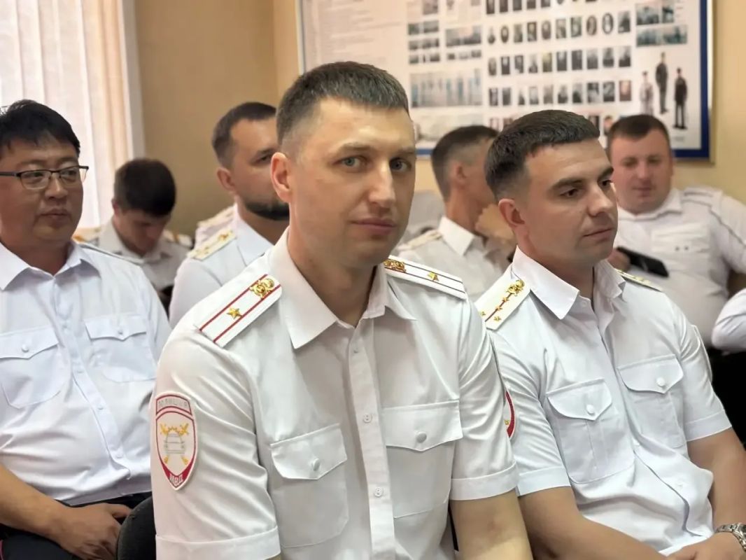 После праздничного события в Доме культуры «Родина» торжества, посвящённые 90-летию Госавтоинспекции России, продолжились в более узком кругу — в здании УМВД России по Сахалинской области После праздничного события в Доме культуры «Родина» торжества, посвящённые 90-летию Госавтоинспекции России, продолжились в более узком кругу — в здании УМВД России по Сахалинской области