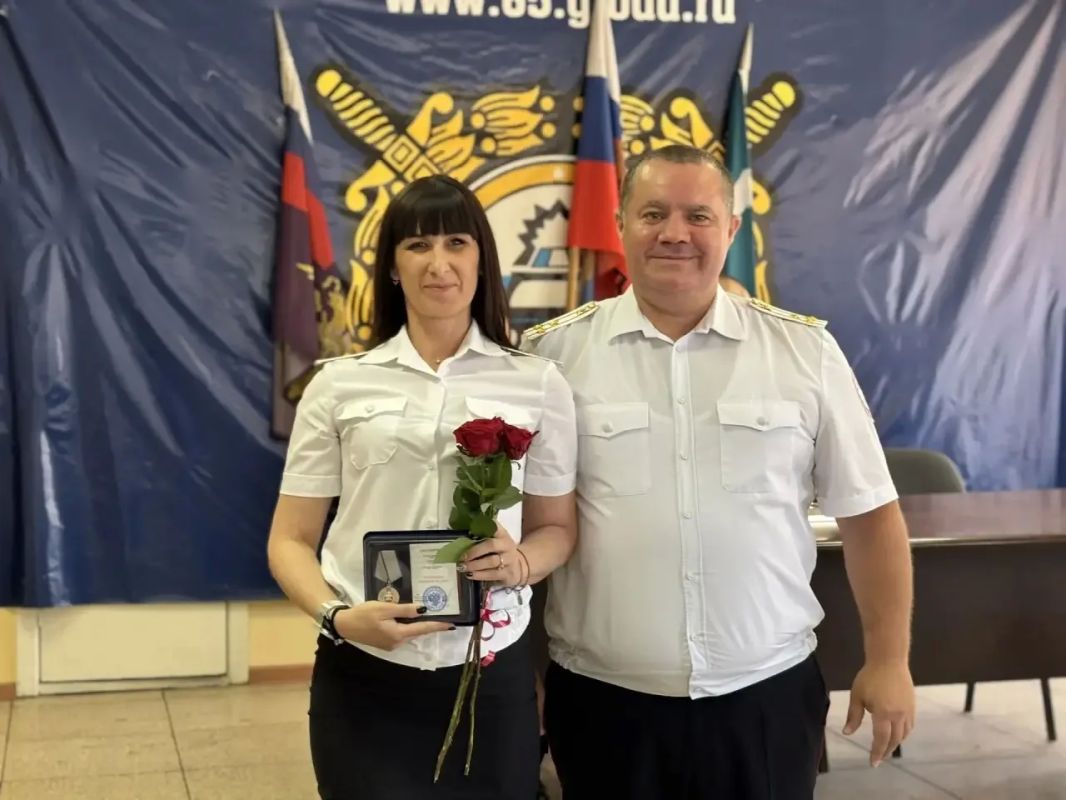 После праздничного события в Доме культуры «Родина» торжества, посвящённые 90-летию Госавтоинспекции России, продолжились в более узком кругу — в здании УМВД России по Сахалинской области После праздничного события в Доме культуры «Родина» торжества, посвящённые 90-летию Госавтоинспекции России, продолжились в более узком кругу — в здании УМВД России по Сахалинской области