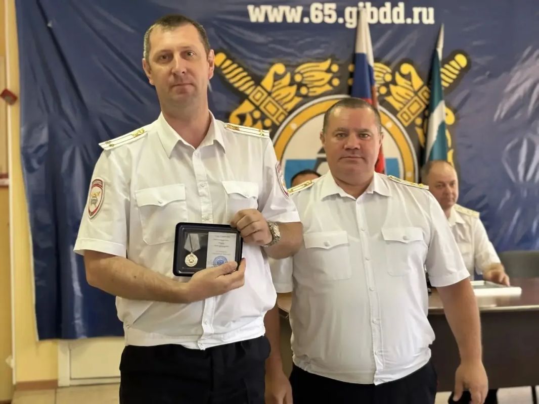 После праздничного события в Доме культуры «Родина» торжества, посвящённые 90-летию Госавтоинспекции России, продолжились в более узком кругу — в здании УМВД России по Сахалинской области После праздничного события в Доме культуры «Родина» торжества, посвящённые 90-летию Госавтоинспекции России, продолжились в более узком кругу — в здании УМВД России по Сахалинской области