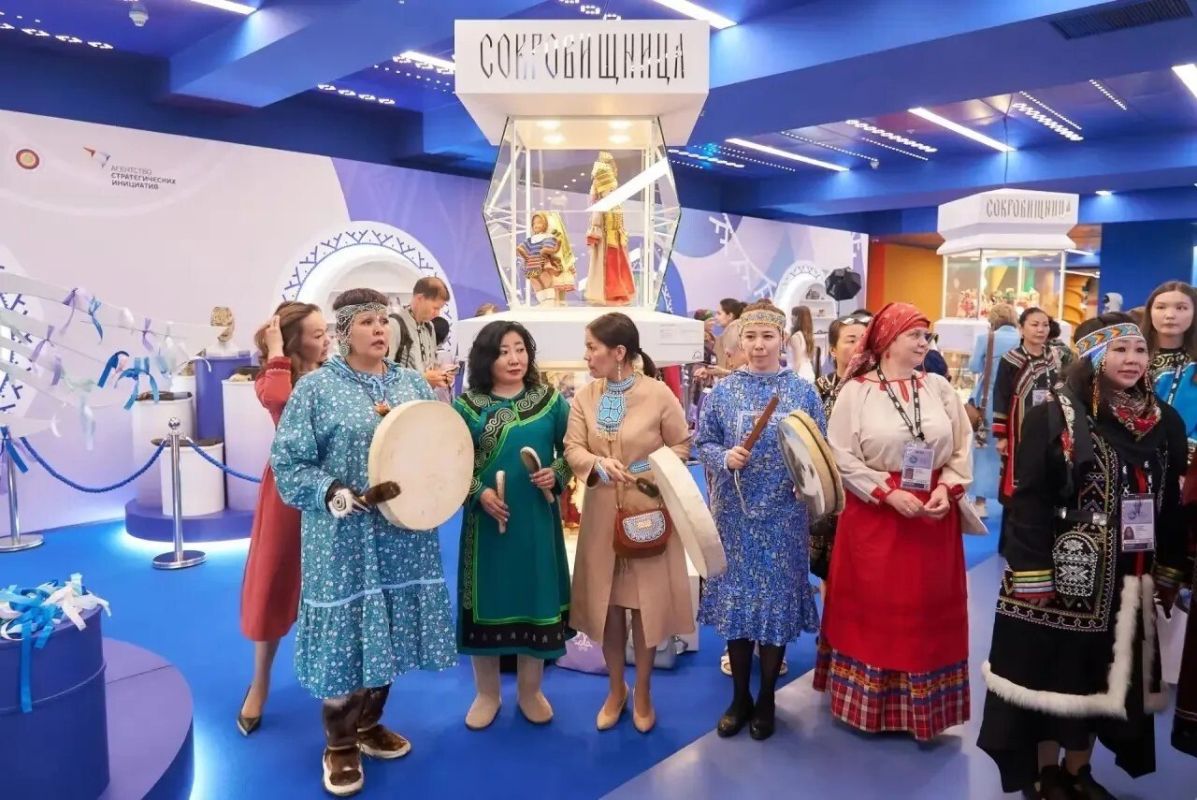 Сотрудники Сахалинского областного художественного музея приняли участие во Втором форуме женщин Севера, объединившем более 1000 участников из 52 регионов России Сотрудники Сахалинского областного художественного музея приняли участие во Втором форуме женщин Севера, объединившем более 1000 участников из 52 регионов России