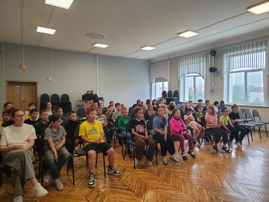 В школе № 23 Южно-Сахалинска состоялась просветительская встреча в рамках туристско-краеведческого проекта — экспедиции «В курсе», направленная на патриотическое и культурное восприятие молодого поколения В школе № 23 Южно-Сахалинска состоялась просветительская встреча в рамках туристско-краеведческого проекта — экспедиции «В курсе», направленная на патриотическое и культурное восприятие молодого поколения