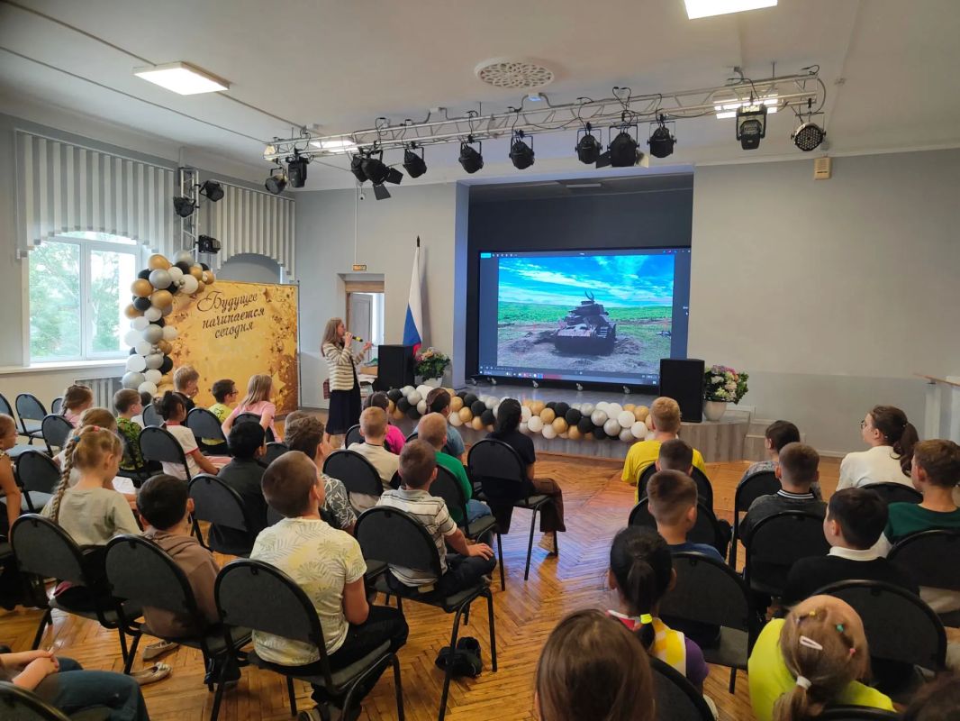 В школе № 23 Южно-Сахалинска состоялась просветительская встреча в рамках туристско-краеведческого проекта — экспедиции «В курсе», направленная на патриотическое и культурное восприятие молодого поколения В школе № 23 Южно-Сахалинска состоялась просветительская встреча в рамках туристско-краеведческого проекта — экспедиции «В курсе», направленная на патриотическое и культурное восприятие молодого поколения