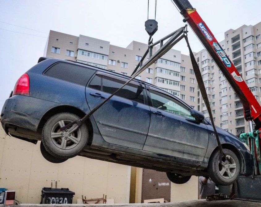 Во дворах "Аралии" припаркованные авто прорядили с эвакуатором