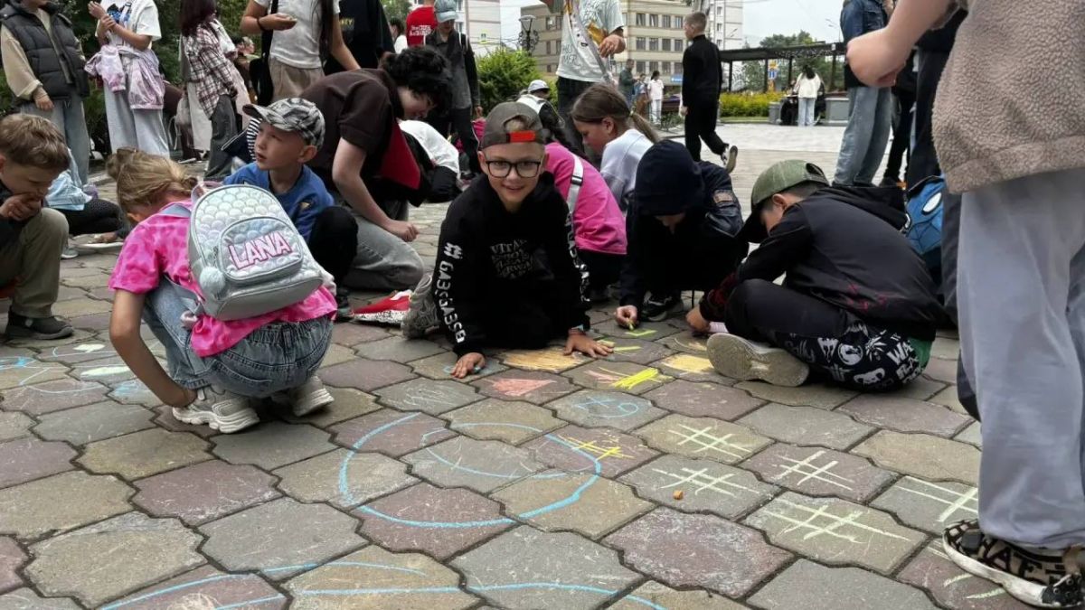 В День семьи, любви и верности в сквере у музея книги А.Чехова водили хороводы, танцевали, рисовали и награждали победителей творческого конкурса В День семьи, любви и верности в сквере у музея книги А.Чехова водили хороводы, танцевали, рисовали и награждали победителей творческого конкурса
