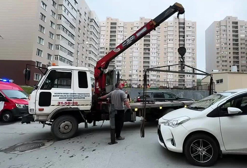 Во дворах "Аралии" припаркованные авто прорядили с эвакуатором Во дворах "Аралии" припаркованные авто прорядили с эвакуатором