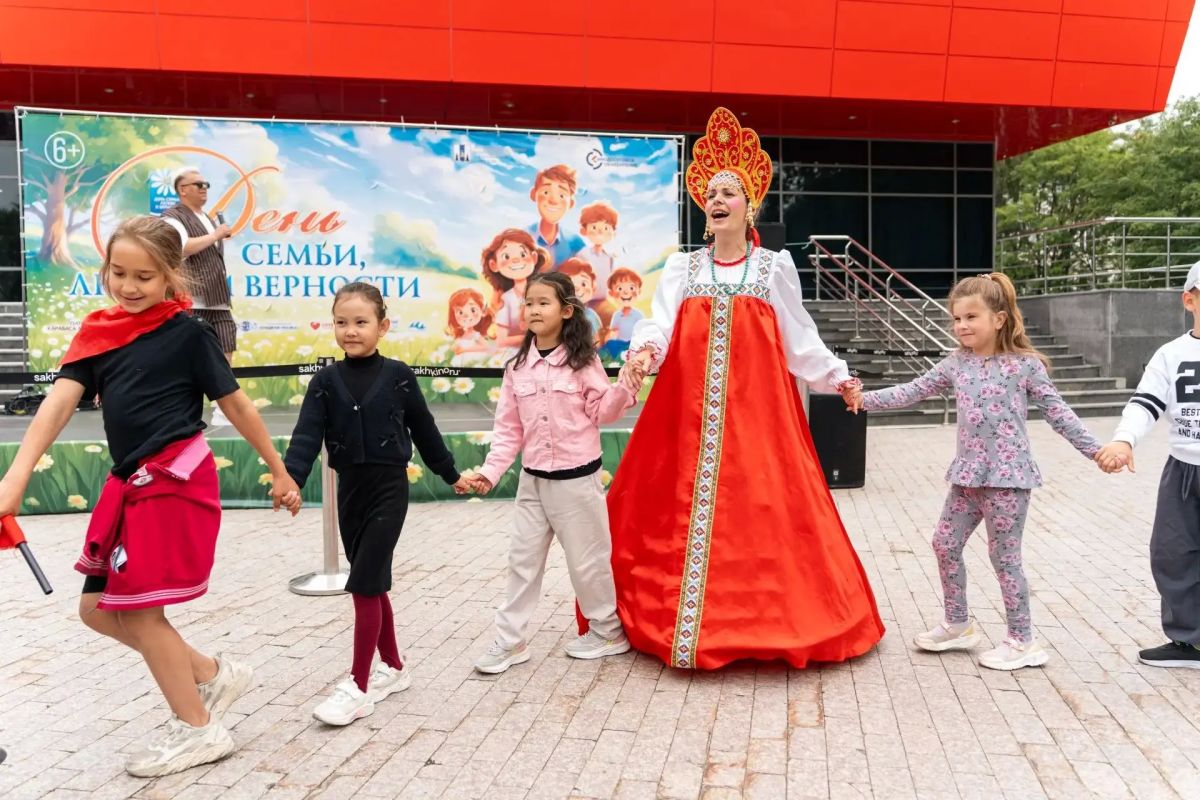 8 июля на площади у ККЗ «Октябрь» прошёл традиционный летний праздник «День семьи, любви и верности» 8 июля на площади у ККЗ «Октябрь» прошёл традиционный летний праздник «День семьи, любви и верности»