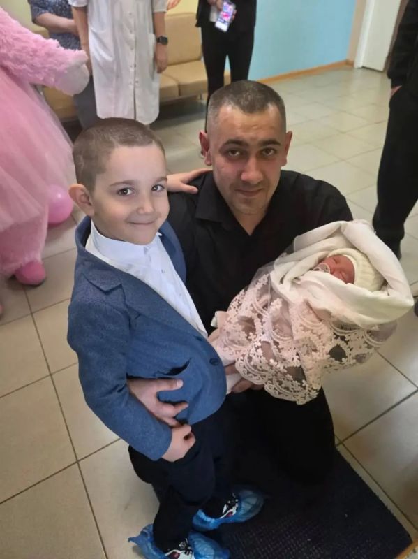Лучший подарок в День семьи, любви и верности - выписка из роддома! В семье врачей Перницких из Поронайска сегодня состоялся такой праздник Лучший подарок в День семьи, любви и верности - выписка из роддома! В семье врачей Перницких из Поронайска сегодня состоялся такой праздник