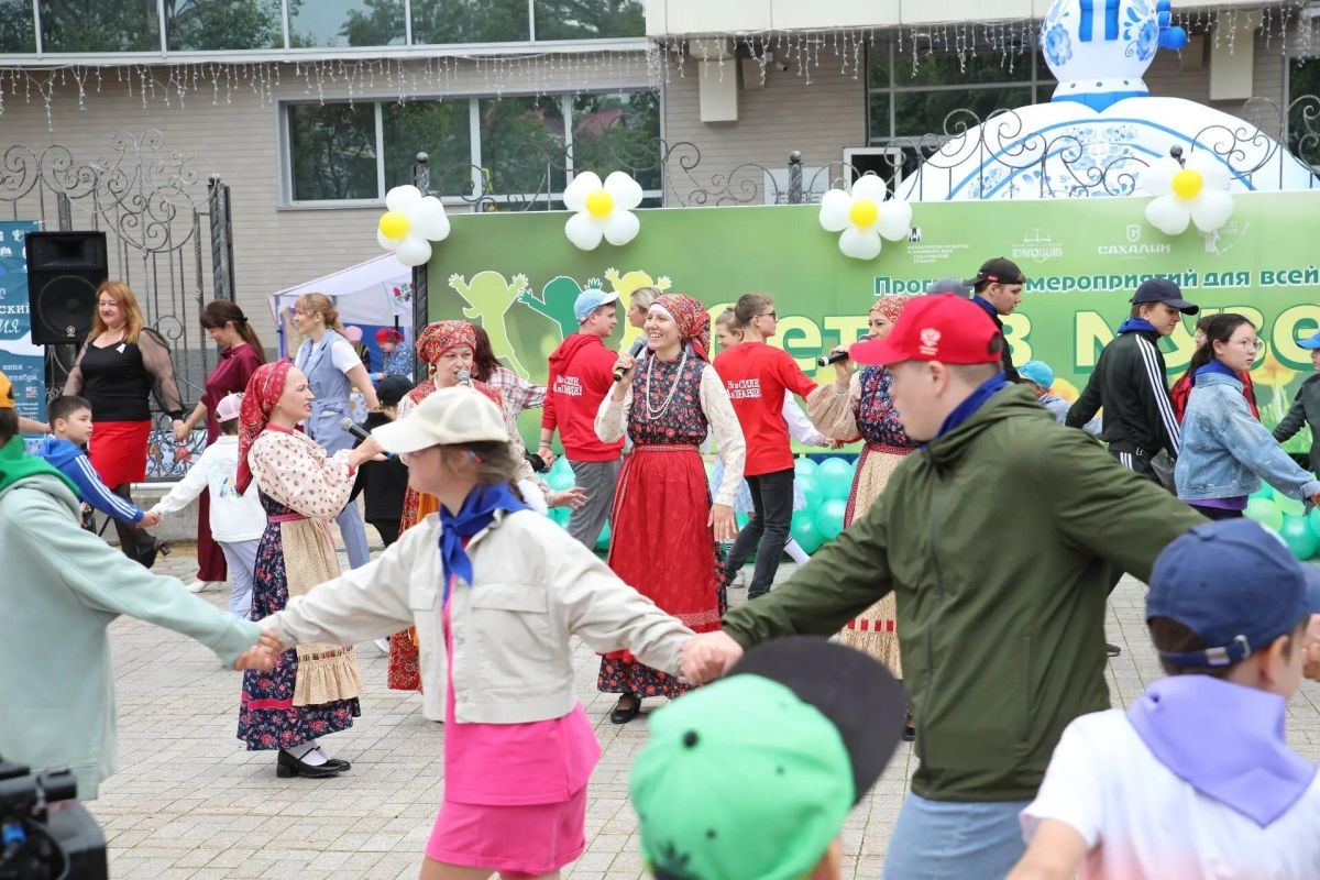 Сегодня в День семьи, любви и верности с огромным удовольствием дала старт VIII Семейному фестивалю «Робинзоны Сахалина»! Сегодня в День семьи, любви и верности с огромным удовольствием дала старт VIII Семейному фестивалю «Робинзоны Сахалина»!