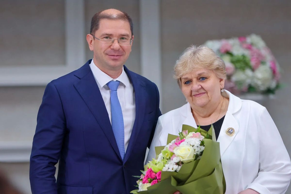 Председатель правительства Сахалинской области Алексей Белик вручил награды островным рыбакам