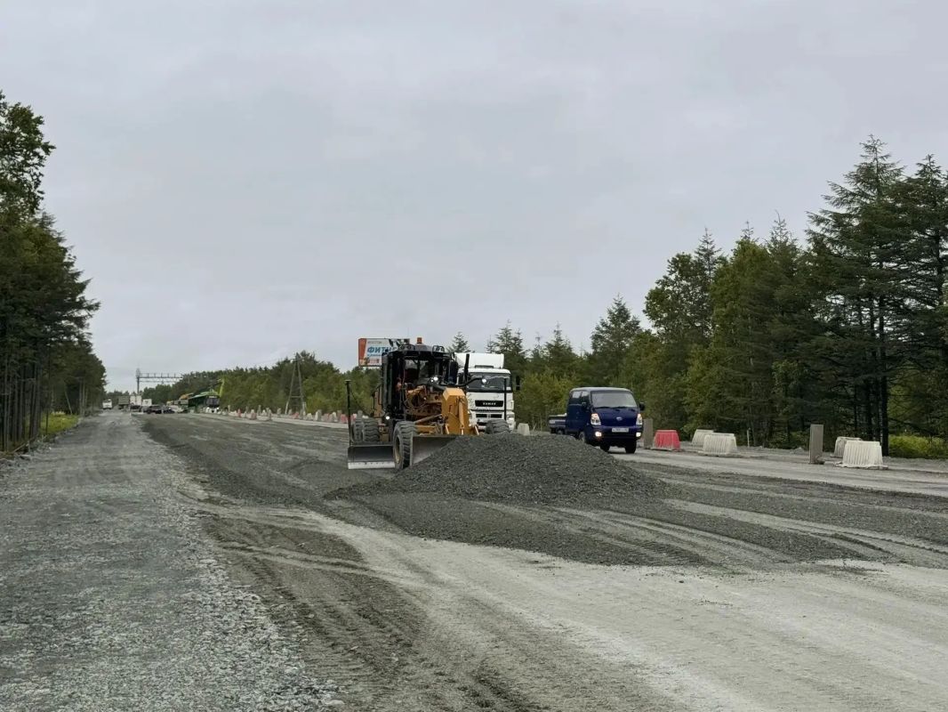 На Корсаковской трассе с 11 по 13 км приступили к устройству дорожной одежды