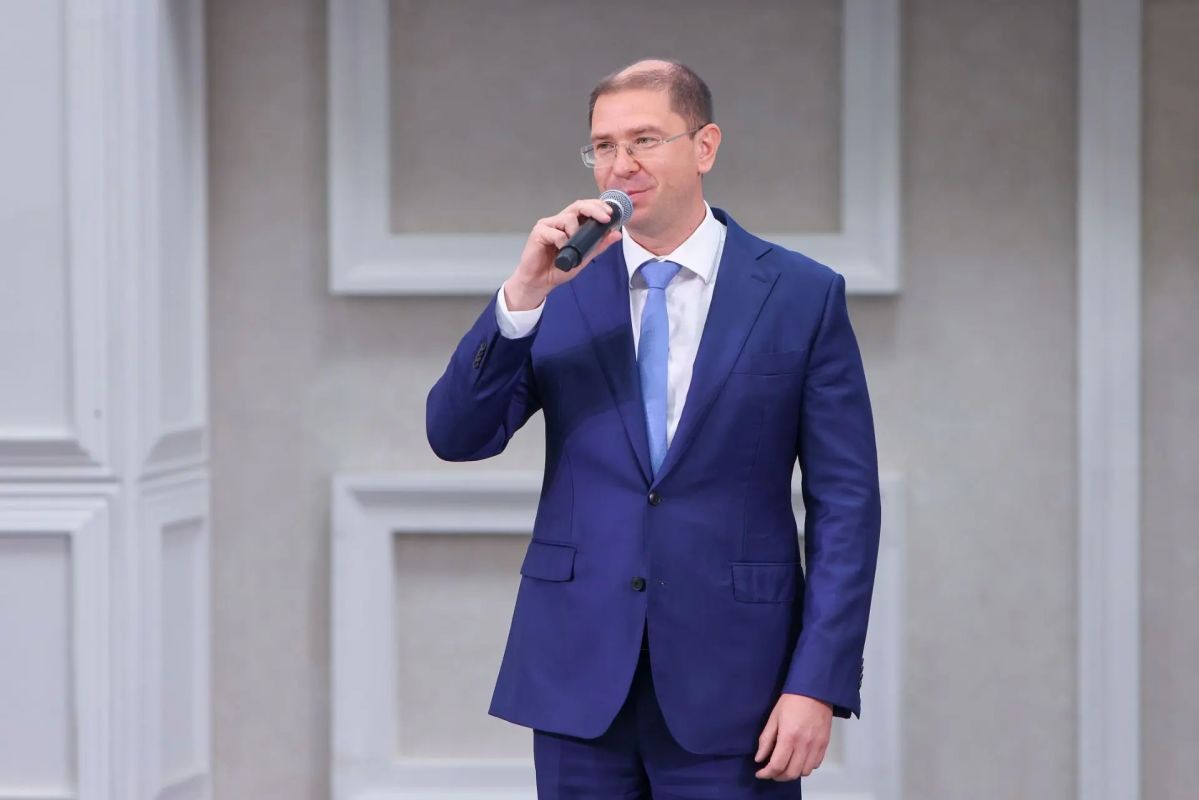 Председатель правительства Сахалинской области Алексей Белик вручил награды островным рыбакам Председатель правительства Сахалинской области Алексей Белик вручил награды островным рыбакам