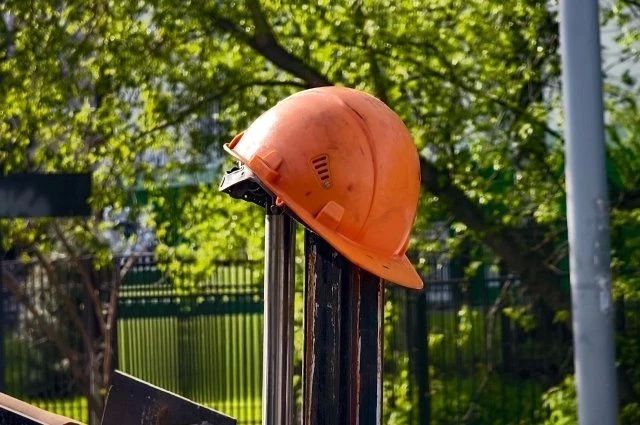 Стрела упала на рабочих: на Сахалине завершилось расследование