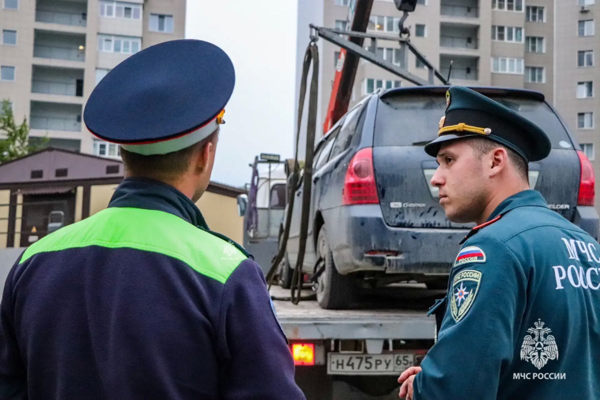 Неправильная парковка во дворах ЖК «Аралия» в Южно-Сахалинске мешает пожарным машинам проехать к домам Неправильная парковка во дворах ЖК «Аралия» в Южно-Сахалинске мешает пожарным машинам проехать к домам