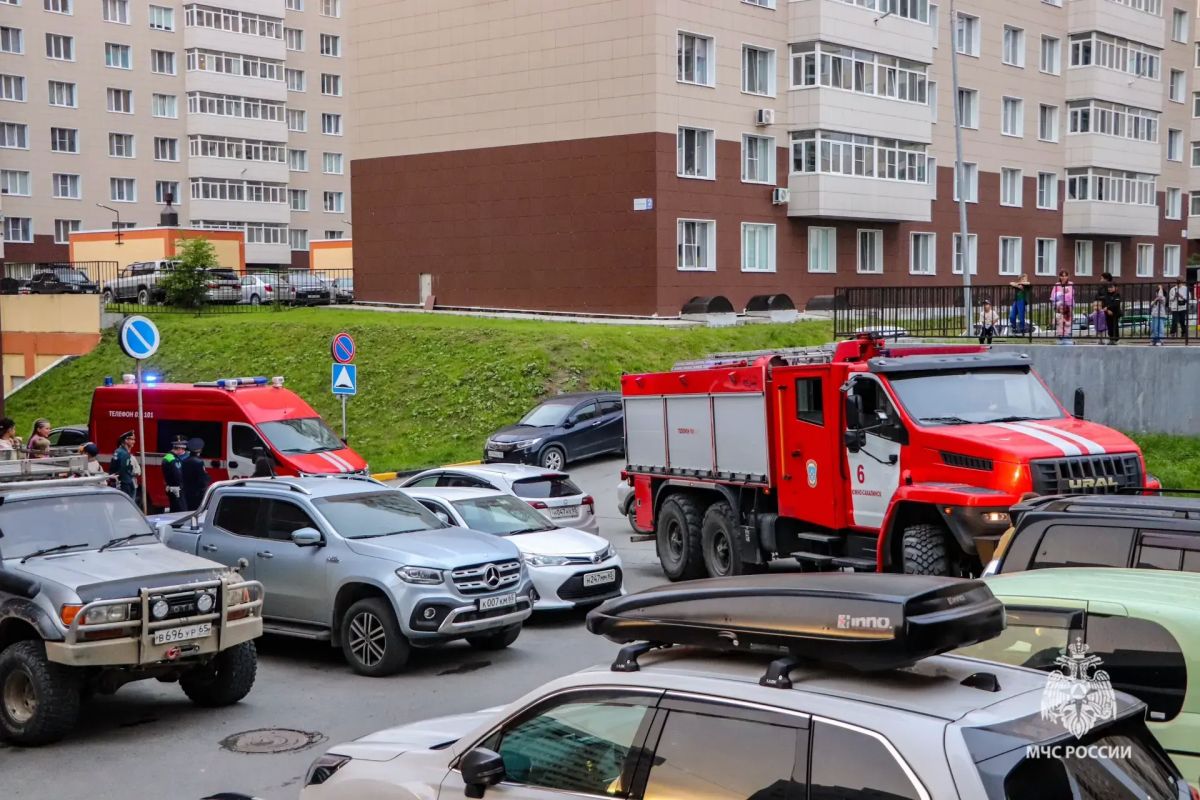 Неправильная парковка во дворах ЖК «Аралия» в Южно-Сахалинске мешает пожарным машинам проехать к домам Неправильная парковка во дворах ЖК «Аралия» в Южно-Сахалинске мешает пожарным машинам проехать к домам