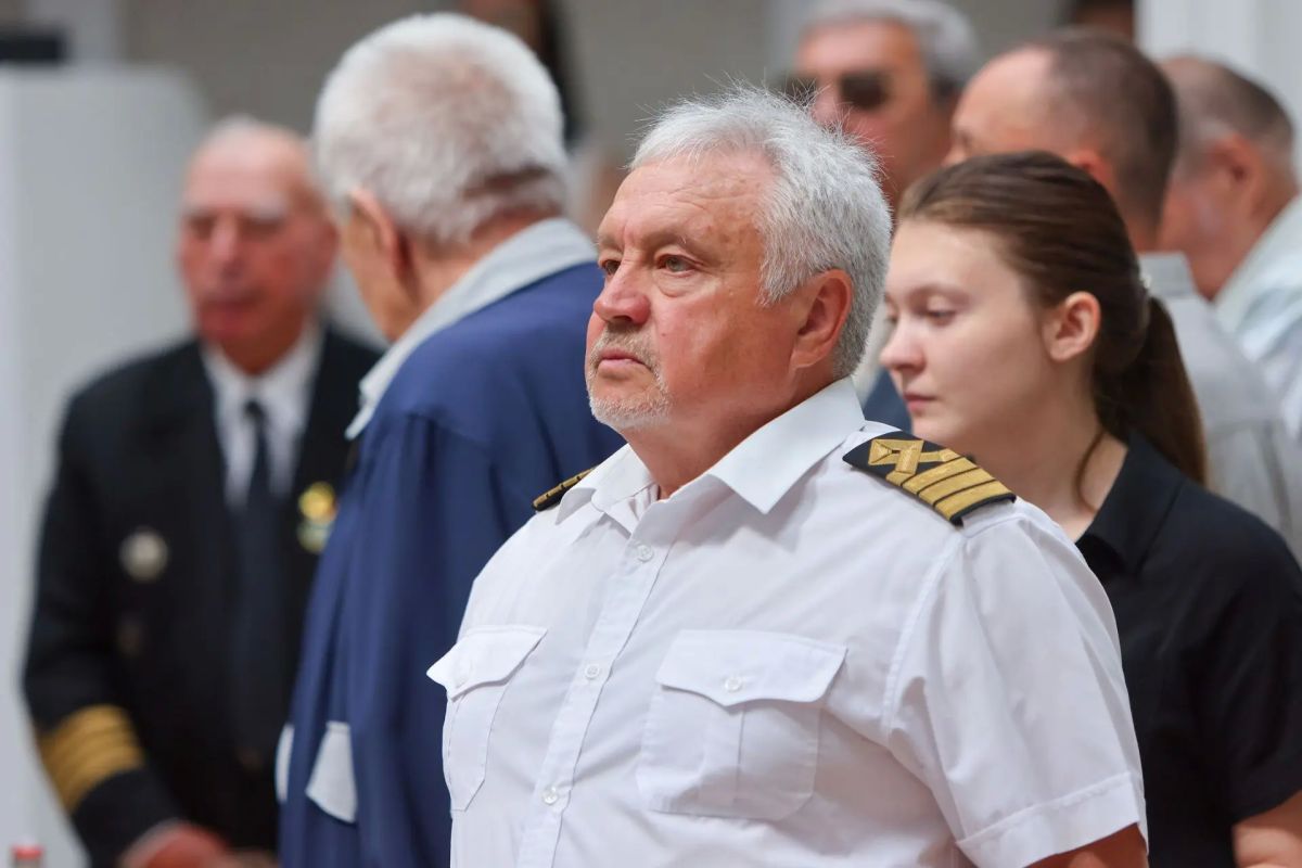 Председатель правительства Сахалинской области Алексей Белик вручил награды островным рыбакам Председатель правительства Сахалинской области Алексей Белик вручил награды островным рыбакам