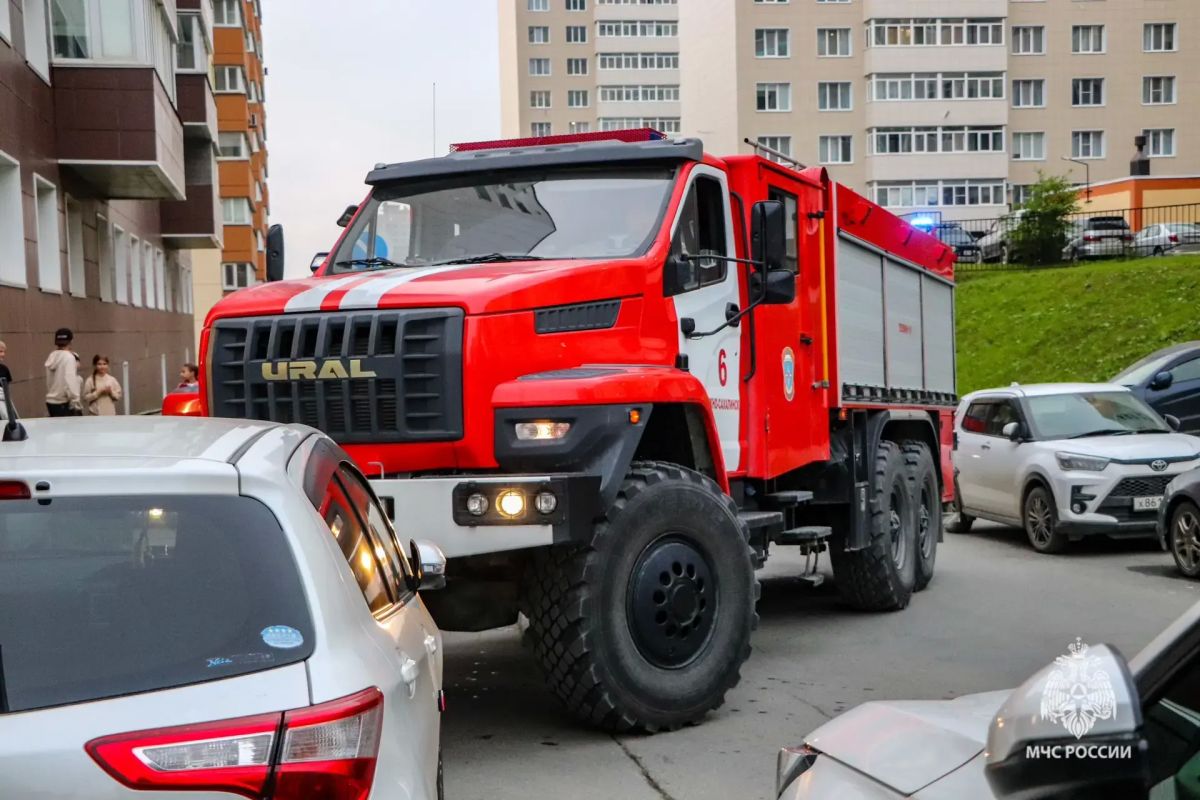 Неправильная парковка во дворах ЖК «Аралия» в Южно-Сахалинске мешает пожарным машинам проехать к домам Неправильная парковка во дворах ЖК «Аралия» в Южно-Сахалинске мешает пожарным машинам проехать к домам