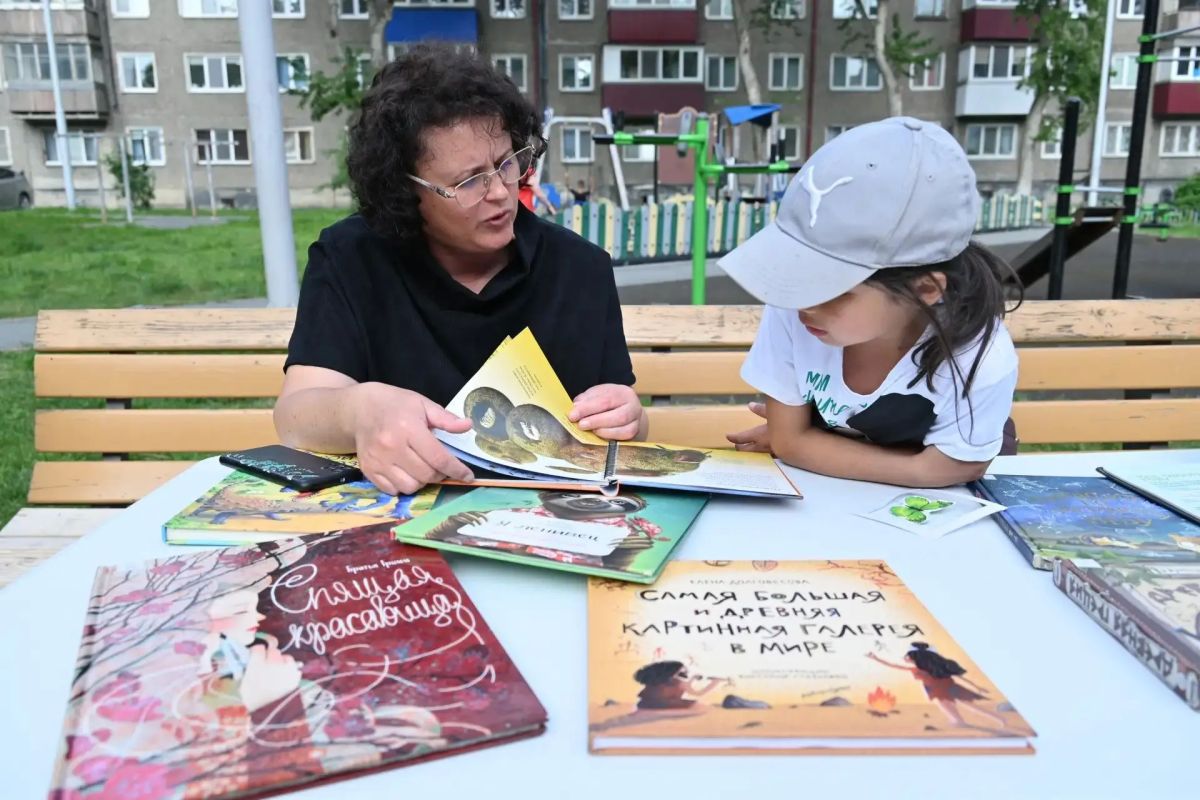«Книжный дворик» собрал юных читателей на литературный праздник под открытым небом «Книжный дворик» собрал юных читателей на литературный праздник под открытым небом