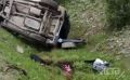 "Разбросаны вещи и игрушки": разбитый в ДТП автомобиль с ночи лежит в кювете в Корсакове