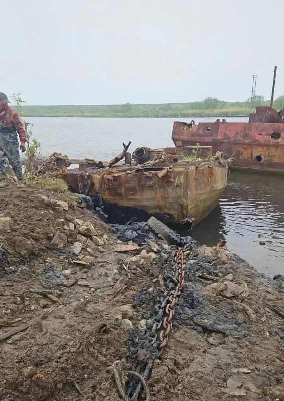 Из акватории Томаринского района удалили три судна