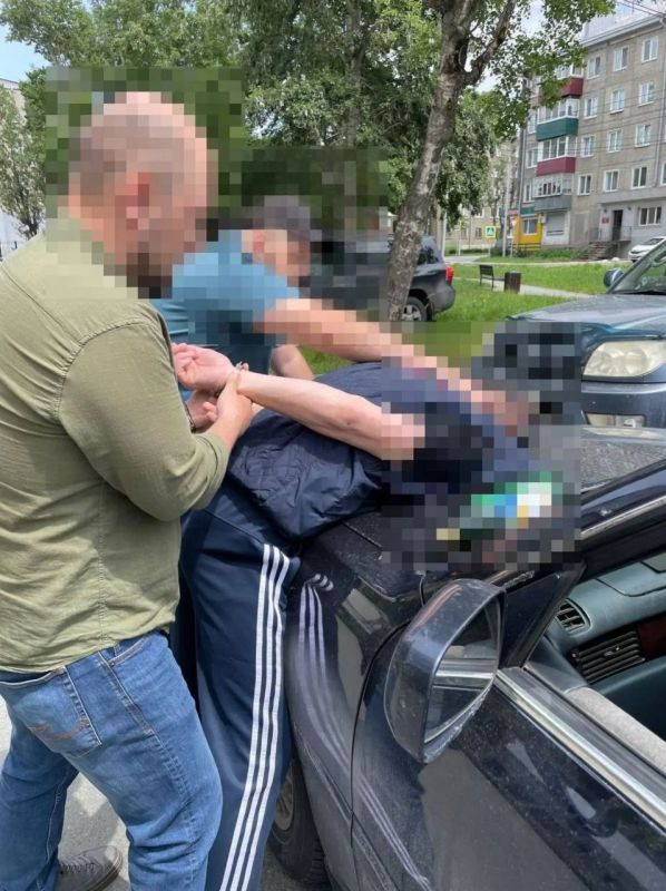 Грабителя, который на улице сорвал с женщины золотой крестик с бриллиантом, задержали в Южно-Сахалинске Грабителя, который на улице сорвал с женщины золотой крестик с бриллиантом, задержали в Южно-Сахалинске