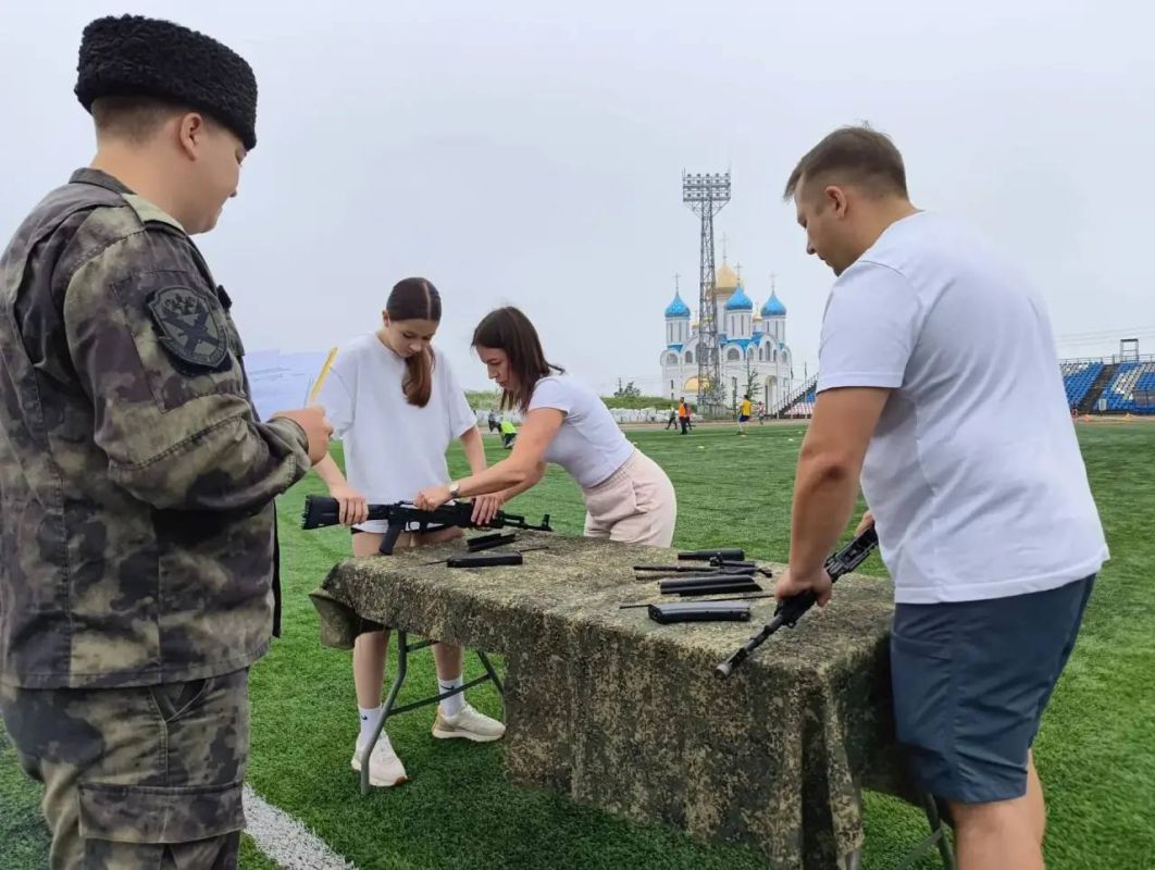Искать условные мины на стадионе "Спартак" заставили участников "Семейной зарницы" Искать условные мины на стадионе "Спартак" заставили участников "Семейной зарницы"