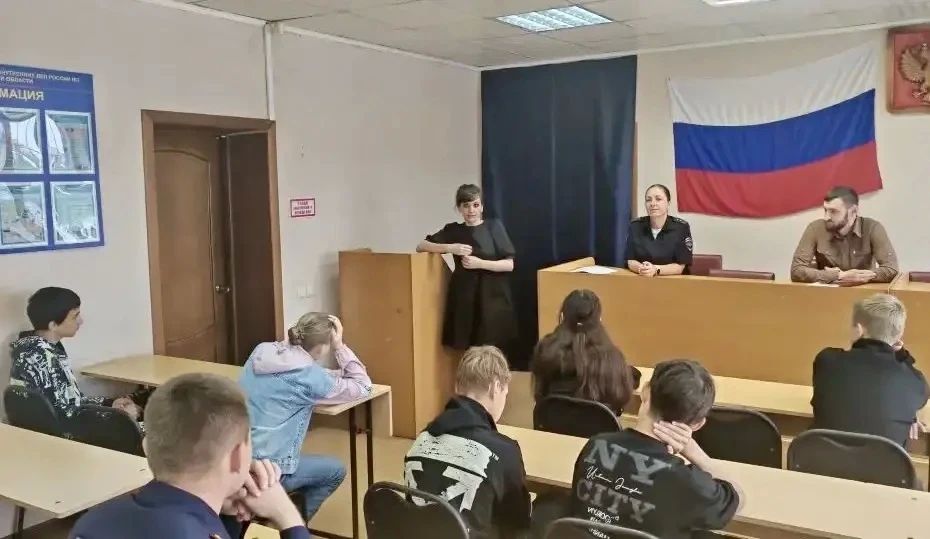 В рамках Правовой недели для подростков Центра психолого-педагогической помощи семье и детям сотрудники ОМВД России «Смирныховский» провели профилактическую беседу, посвящённую вопросам противодействия мошенничеству В рамках Правовой недели для подростков Центра психолого-педагогической помощи семье и детям сотрудники ОМВД России «Смирныховский» провели профилактическую беседу, посвящённую вопросам противодействия мошенничеству